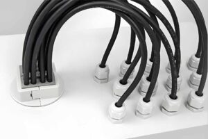 Kann ein Kabel durch eine Verschraubung geführt werden?